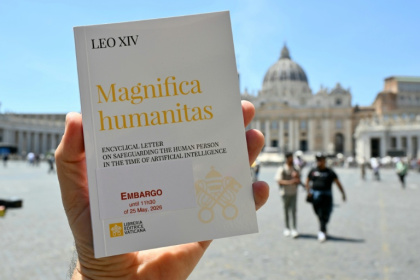 La première encyclique du pape Léon XIV consacrée à l'IA, "Magnifica humanitas", au Vatican le 25 mai 2026 - Alberto PIZZOLI (AFP)
