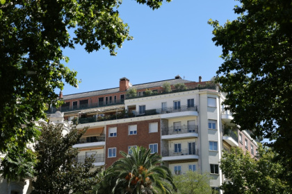 L'immeuble abritant un appartement-terrasse acquis par le gouvernement régional de Madrid pour 6,3 millions d'euros, sous l'administration de la présidente régionale Isabel Diaz Ayuso (PP), à Madrid, le 30 août 2026 - Thomas COEX (AFP)