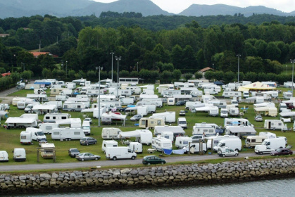 Un camp de gens du voyage le 30 juillet 2006 dans la commune de Ciboure, dans les Pyrénées-Atlantiques - DANIEL VELEZ (AFP)