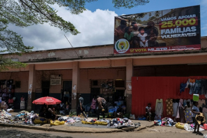 Un panneau de campagne électorale au-dessus d'un marché à Sao Tomé, le 23 septembre 2026, à Sao Tomé-et-Principe - Guillaume GERARD (AFP)