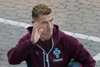 Avant finalement de quitter le rassemblement de sa sélection, la star du Portugal Cristiano Ronaldo était arrivé à l'entraînement en saluant les supporters, le 30 septembre 2026 - Liselotte Sabroe (AFP)