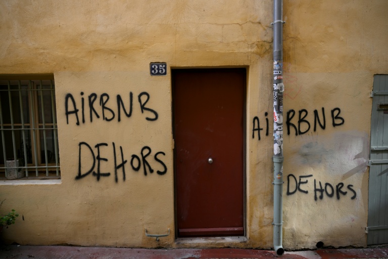 Meublés touristiques : Marseille affiche ses succès contre la "dérive Airbnb"