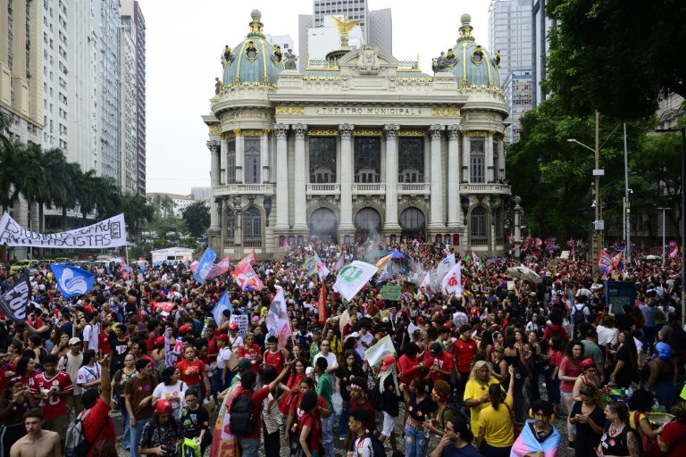 "Plus jamais Bolsonaro" : des milliers de manifestants avant le second tour au Brésil