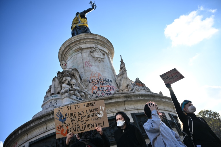 Violences : Macron promet fermeté et "transparence" sur le dispositif sécuritaire, nouvelles tensions à Paris et Lyon