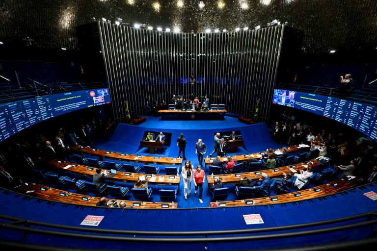 Le Parlement brésilien approuve la réduction du temps de travail, promise par Lula