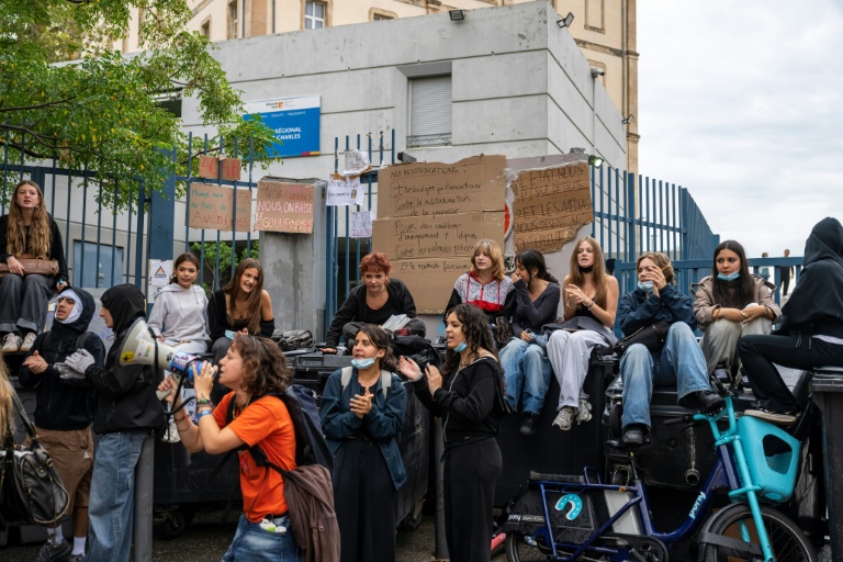 Blocage des lycées : Matignon condamne des "violences urbaines" et incrimine LFI