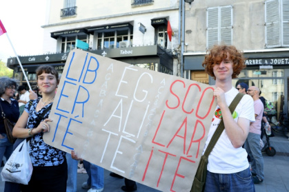 Des lycéens tiennent une pancarte portant l'inscription "Liberté, Égalité, Scolarité" aux couleurs du drapeau français, lors d'un rassemblement organisé à Saint-Denis, en Seine-Saint-Denis, le 4 octobre 2026 - FRED TANNEAU (AFP)