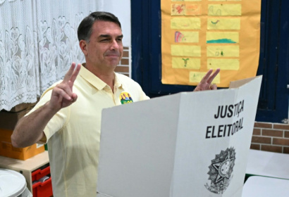 Le candidat conservateur à la présidentielle du Brésil, Flavio Bolsonaro, vote au premier tour du scrutin, le 4 octobre 2026 à Rio - Evaristo SA (AFP)