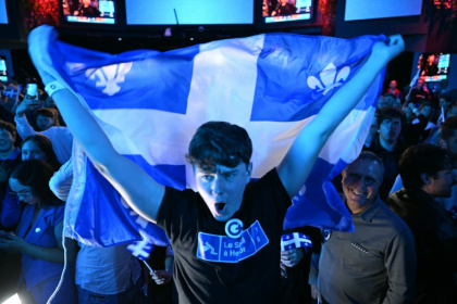 Des soutiens du Parti québécois célèbrent leur victoire à Montréal le 5 octobre 2026 - Dave Chan (AFP)