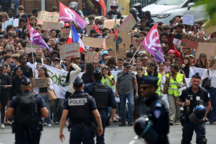 Manifestation lycéenne sous surveillance policière à Saint-Pierre, sur l'île de La Réunion, le 6 octobre 2026 - Richard BOUHET (AFP)