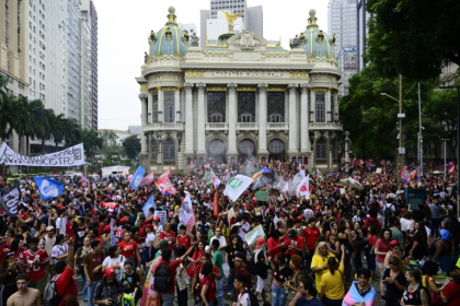 Des partisans du président de gauche Lula manifestent contre l'extrême droite à Rio de Janeiro, le 7 octobre 2026 - Pablo PORCIUNCULA (AFP)