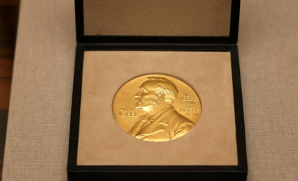 Une médaille du prix Nobel, à Londres, le 6 décembre 2021 - Mandel NGAN (AFP)