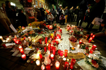 Des fleurs et des bougies en hommage à la retraitée Maricarmen Abascal, expulsée de son logement et décédée la veille, le 8 septembre 2026 à Madrid - Aurelia MOUSSLY (AFP)