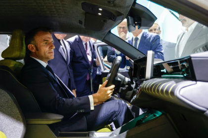 Le président Emmanuel Macron participe au Mondial de l'Auto, le 14 octobre 2024 à Paris - Ludovic MARIN (AFP)