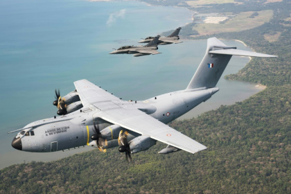 Un Airbus A400M français ravitaille en vol deux chasseurs Rafale B au-dessus de l'Indonésie le 22 septembre 2026 lors de la mission Pégase 26 - Yasuyoshi CHIBA (AFP)