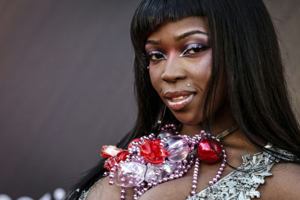 La chanteuse et rappeuse franco-congolaise Theodora à son arrivée à la 4e édition des Flammes à la Seine Musicale, à Boulogne-Billancourt, dans les Hauts-de-Seine, le 23 avril 2026 - SIMON WOHLFAHRT (AFP)