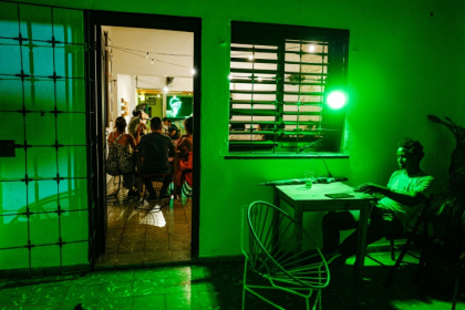 Un jeune homme regarde son téléphone au bar La Bombilla verde, à La Havane, le 27 septembre 2026 - ADALBERTO ROQUE (AFP)