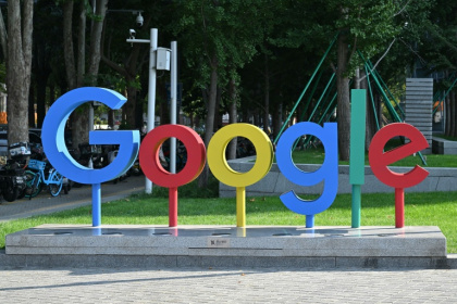 Faux avis sur internet: Google affirme qu'il "n'a pas les moyens de vérifier" - ADEK BERRY (AFP)