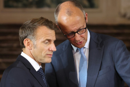Le président français Emmanuel Macron et le chancelier allemand Friedrich Merz (D) en Allemagne, le 17 juillet 2026 - JOHN THYS (AFP)