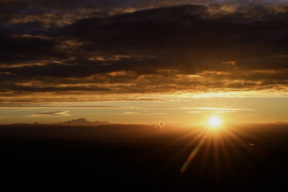 Le mont Blanc apparaît au-dessus des nuages au lever du soleil le 13 octobre 2026 - JEFF PACHOUD (AFP)