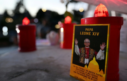 Un portrait du pape Léon XIV et des bougies déposés devant l'hôpital Gemelli où le souverain pontife est en convalescence, le 14 octobre 2026 à Rome - Filippo MONTEFORTE (AFP)