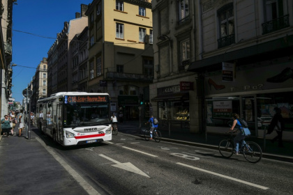 La rue Grenette à Lyon, le 23 juin 2026, fermée à la circulation depuis 2025 par l'ancienne municipalité écologiste, et que la nouvelle municipalité a décidé de rouvrir aux voitures - OLIVIER CHASSIGNOLE (AFP)