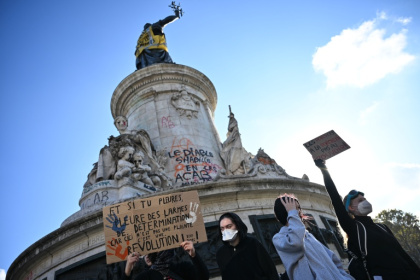 Des manifestants place de la République à Paris, le 18 octobre 2026 - Thibaud MORITZ (AFP)
