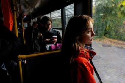 Anastassiia Jmoutska dans un bus pour rentrer chez elle malgré les embouteillages, le 13 octobre 2026 à Kiev, en Ukraine - Tetiana DZHAFAROVA (AFP)