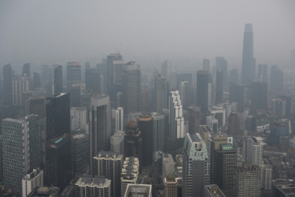 La ville de Kuala Lumpur enveloppée dans une brume provoquée par les incendies en Indonésie, le 13 octobre 2026 en Malaisie - Mohd Rasfan (AFP)