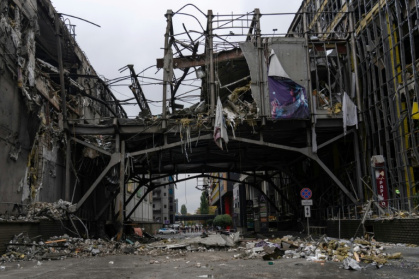 Sur le site d'une frappe russe sur un centre commercial de Kiev, le 19 octobre 2026 - OLEKSII FILIPPOV (AFP)
