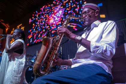 Le saxophoniste Thierno Koité, membre du légendaire groupe Orchestra Baobab, se produit aux côtés de la chanteuse Korka Dieng lors d'un concert au Just For You à Dakar, au Sénégal, le 27 septembre 2026 - SEYLLOU (AFP)
