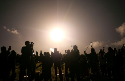 Des personnes observent le lancement de la fusée H3, transportant la sonde spatiale Martian Moons eXploration (MMX), au centre spatial de Tanegashima, dans la préfecture de Kagoshima, le 20 octobre 2026 au Japon - STR (AFP)