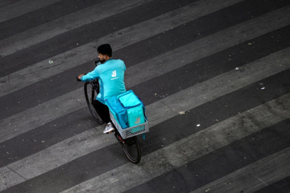 Un livreur Deliveroo à Paris le 23 juillet 2026 - JOEL SAGET (AFP)